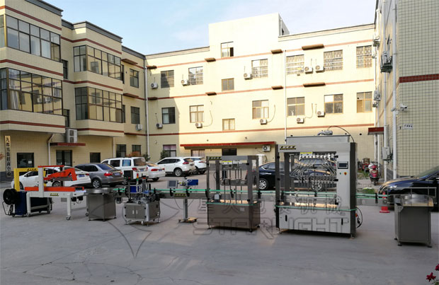 自動(dòng)瓶裝油料灌裝機(jī)廠房展示