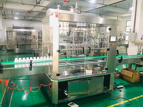 小型多頭定量灌裝機(jī)組裝現(xiàn)場(chǎng)