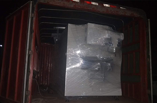 重慶客戶SMT設(shè)備專車(chē)送貨，貨到上門(mén)安裝調(diào)試